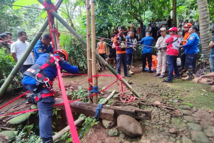 Upaya evakuasi kakek tercebur sumur di Kaligondang, Purbalingga. (Foto : Istimewa)