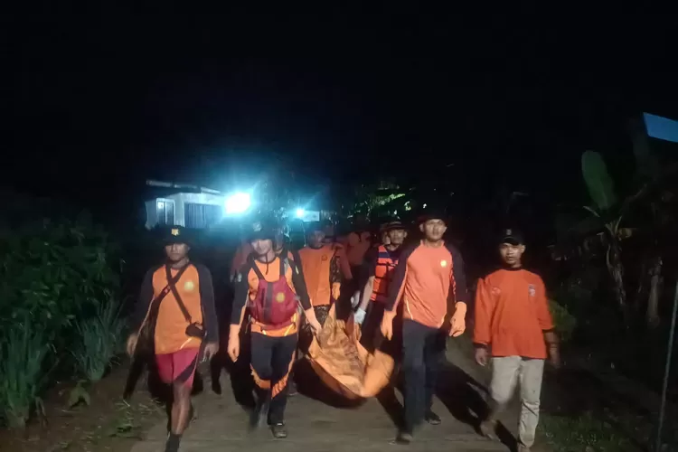 Kakek Sopingi (91) Korban hanyut di Sidareja, Cilacap, Jateng berhasil ditemukan Tim SAR Minggu (03/03) malam  (Dok. Istimewa)