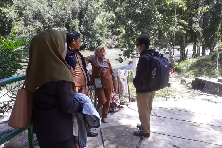 UPT Pariwisata Luwu Utara meninjau objek wisata Air Panas Pincara, Masamba, Senin (4/3/2024), bersama Bidang Retribusi Bapenda. (Foto: UPT PARIWISATA)