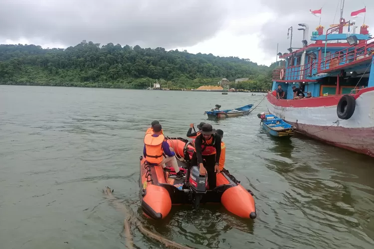 Tim SAR gabungan melakukan pencarian nelayan yang terjatuh di sekitar Dermaga Sodong, Nusakambangan, Cilacap (Foto: Istimewa).
