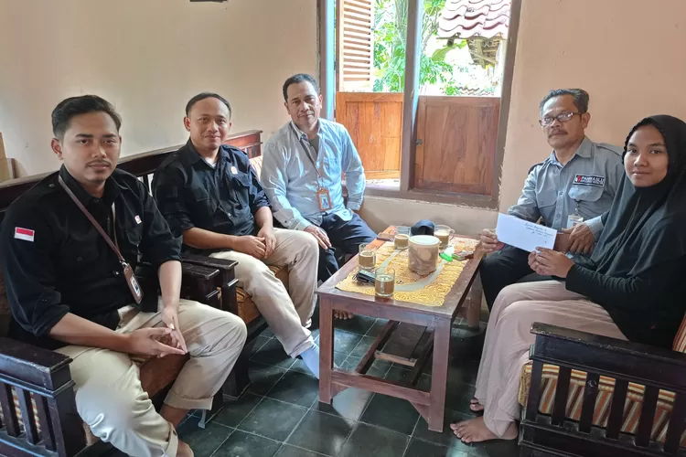 Tim Bawaslu mewakili Gakkumdu Banyumas, memberikan bantuan uang kepada mantan PTPS, korban penipuan ( Foto: Dok.Bawaslu)