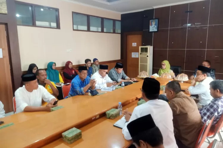 Indah Putri Indrian, memimpin pembentukan Tim Safari Ramadan Pemerintah Daerah (Pemda) Kabupaten Luwu Utara, Jumat (8/3/2024), di Ruang Rapat Wakil Bupati (foto: LHr)