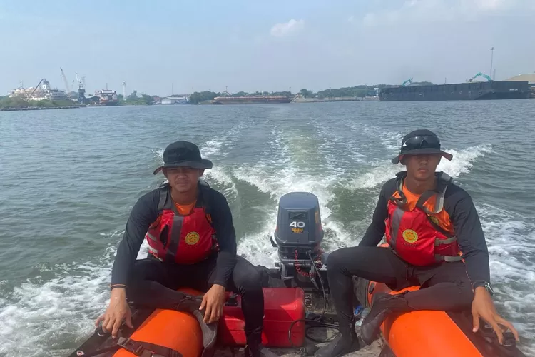 Tim SAR Gabungan melakukan penyisiran di atas permukaan air sungai Cisanggarung Desa Kalibuntu Kecamatan Losari Kabupaten Brebes, Minggu (10/04/24). (foto: Istimewa)