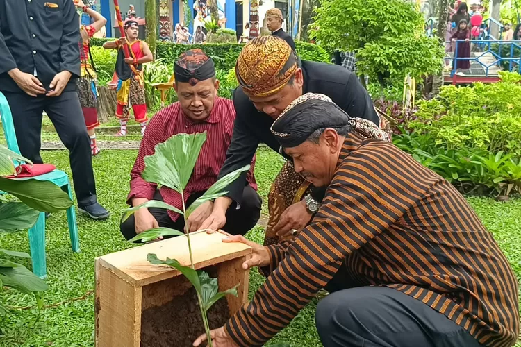 Obyek Wisata Owabong Purbalingga, Jateng, mengawali aksi tanam Pohon (Foto Istimewa)