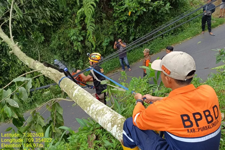 personil Pusdalops BPBD Kabupaten Purbalingga menuju kelokasi guna melalukan asessment, Evakuasi serta berkoordinasi dengan pemerintah desa setempat (foto Istimewa)