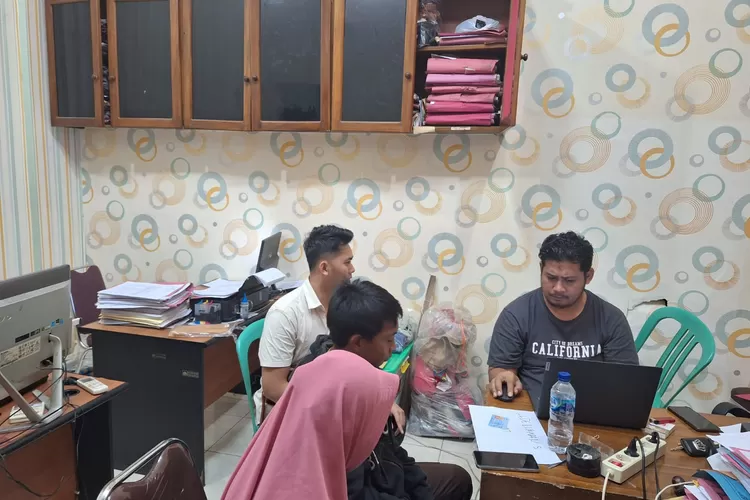 Pemuda pembawa sajam beserta barang bukti telah diamankan polisi (foto istimewa)