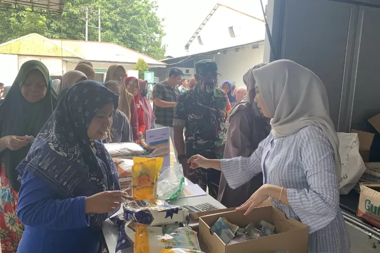 Dalam waktu singkat, 4 Ton beras ludes diborong masyarakat dalam kegiatan Gerakan Pangan Murah di Purbalingga, Jateng ( Foto : Istimewa)