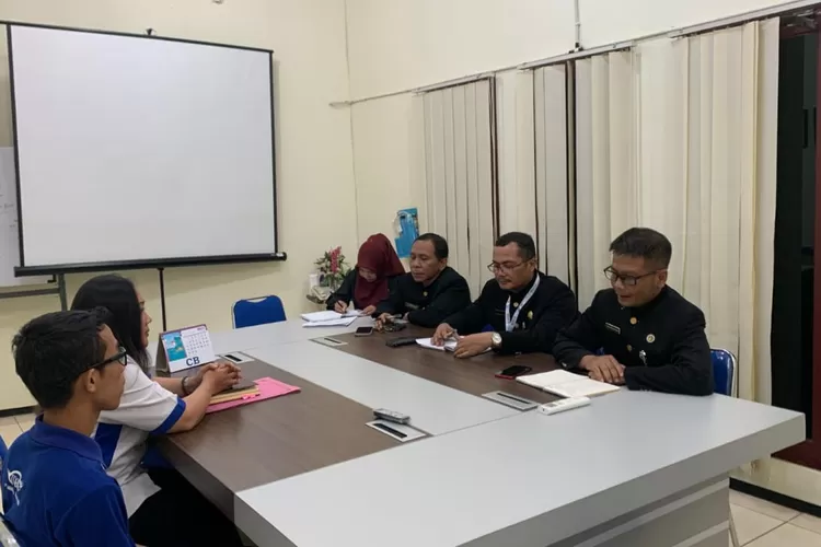 Kepala Bidang Hubungan Industrial dan Jaminan Sosial Tenaga Kerja Dinnaker Purbalingga, Yesu Dewayana Purba, saat memantau langsung persiapan penyaluran THR keagamaan ke sejumlah perusahaan di Kabupaten Purbalingga, Senin (18/3/24) (foto istimewa)