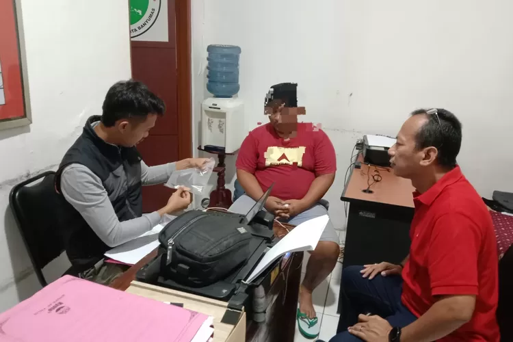 FYA, pemilik sabu, saat diperiksa di ruang Satnarkoba Polresta Banyumas (Foto Istimewa)