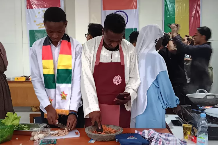 16 Mahasiswa UMP Purwokerto sedang beradu kemampuan memasak masakan khas Banyumas (Foto: Klikanggaran)