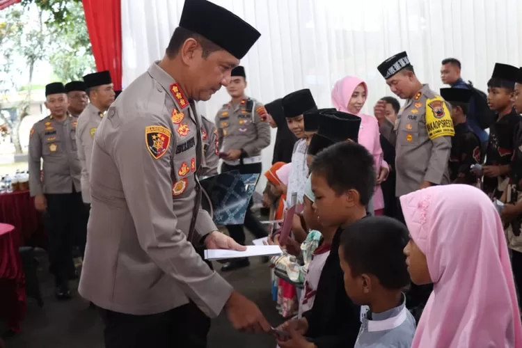 Kapolresta Banyumas, Kombes Pol. Edy Suranta Sitepu saat memberikan santunan kepada anak yatim (Foto Istimewa)