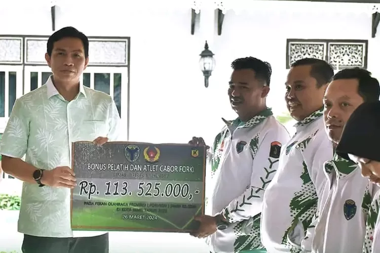 Atlet dan Pelatih Berprestasi Porprov Jambi 2023 Menerima Bonus dari Pemkab Batang Hari&nbsp; (klikanggaran)