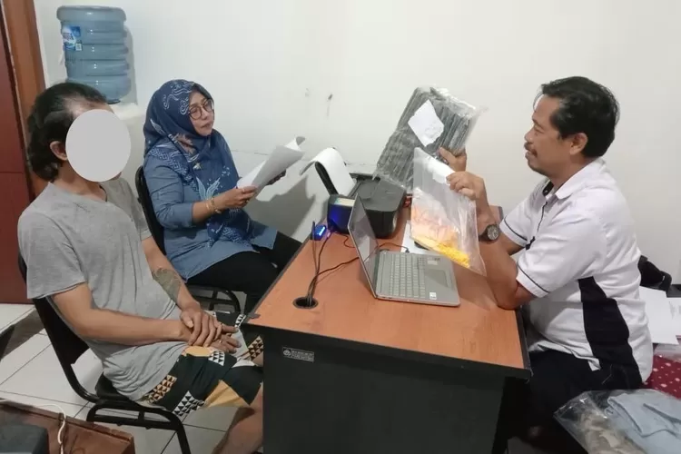 Tersangka pengedar obat daftar G saat diperiksa di Mapolresta Banyumas (Foto: Istimewa).