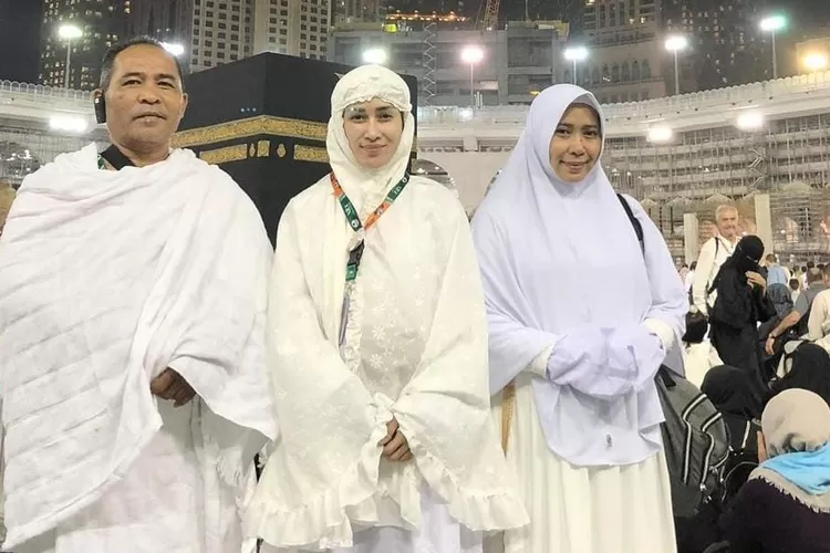 Unggahan Icha Annisa Faradila di Mekah bersama orang tua (Instagram @ichaannisafaradila)