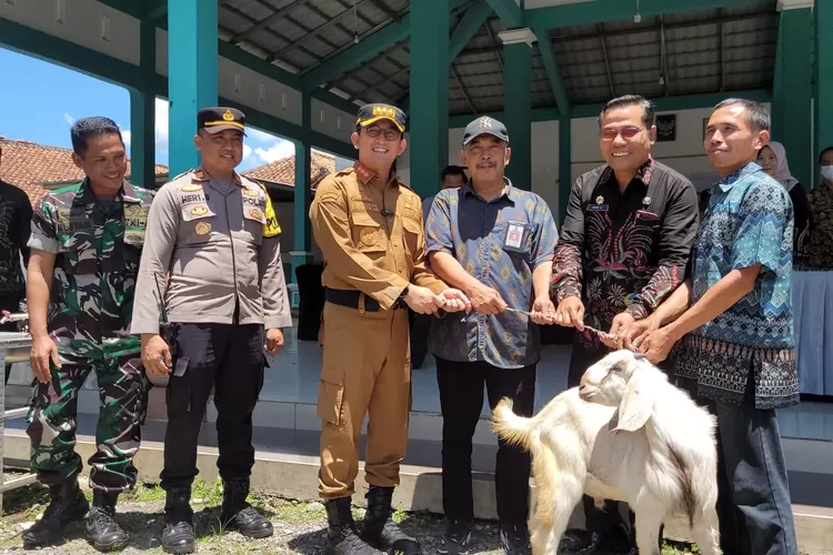 Dinas Perikanan dan Peternakan Kabupaten Banyumas menyerahkan bibit ternak kepada 9 Kelompok Ternak di Kabupaten Banyumas. (Foto Istimewa)