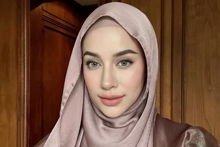 Emy Aghnia on instagram  (Instagram @emyaghnia)