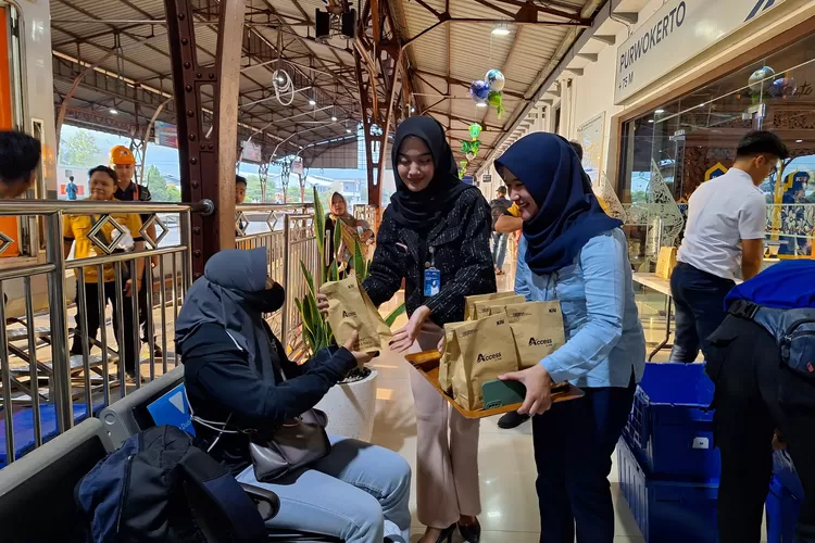 Daerah Operasi 5 Purwokerto mengadakan Program Pemberian Takjil Gratis bagi pelanggan KA antar kota serta KA Tambahan Lebaran yang sedang menunggu di stasiun. (foto istimewa)