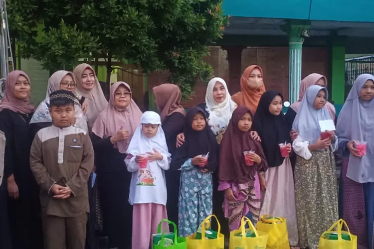 Maksimalkan Ramadan, Yayasan Pendidikan Islam Al Manshuriyah Cipondoh Berikan Santunan kepada Yatim dan Dhuafa (Dok. Istimewa)