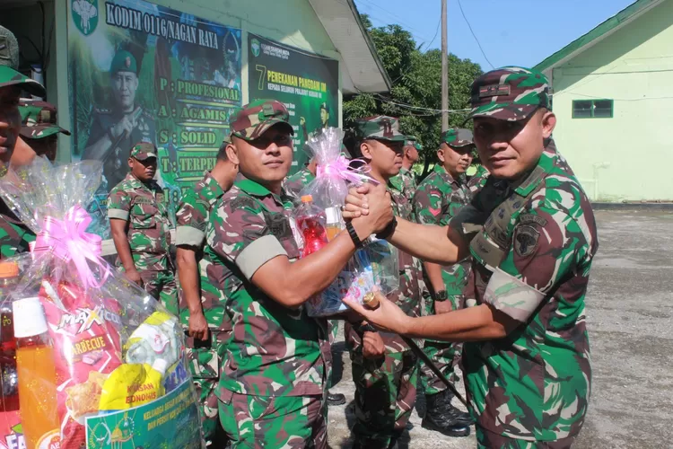 Jelang Hari Raya Idul Fitri, Dandim 0116/Nagan Raya bagikan bingkisan Sembako kepada Anggota (Dok. Annuza)