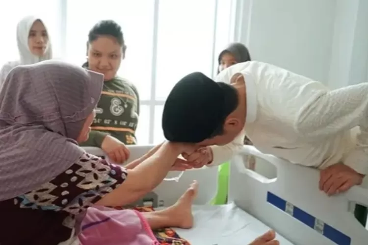 Bupati Batang Hari Muhammad Fadhil Arief (MFA) mengunjungi pasien dari kamar ke kamar rawat inap di RSUD Haji Abdoel Madjid Batoe (Hamba) Muara Bulian (klikanggaran)