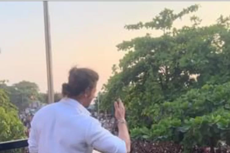 Saat Shah Ruk Khan menyapa penggemar ( Instagram @iamsrk)