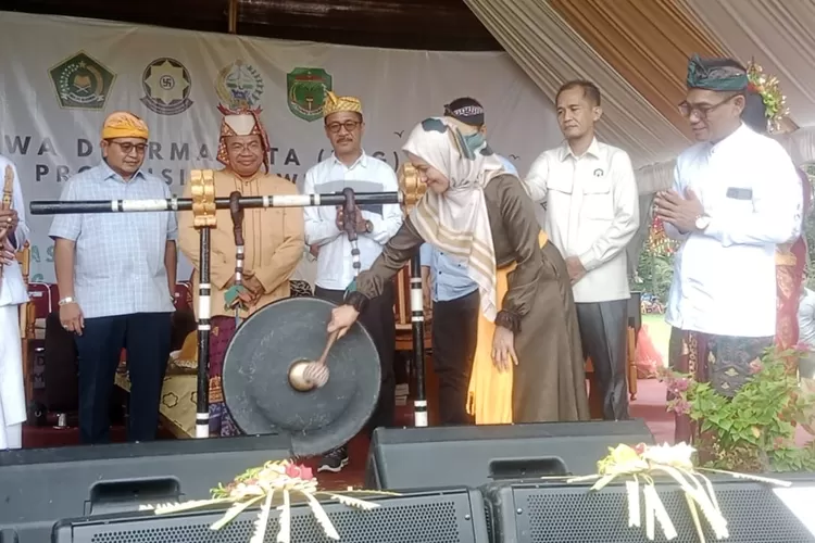 Utsawa Dharma Gita (UDG) IX Tingkat Provinsi Sulawesi Selatan (Sulsel) resmi dibuka Bupati Luwu Utara, Indah Putri Indriani, Jumat (12/4/2024), di Lapangan Sukadamai Kecamatan Sukamaju (Foto Istimewa)
