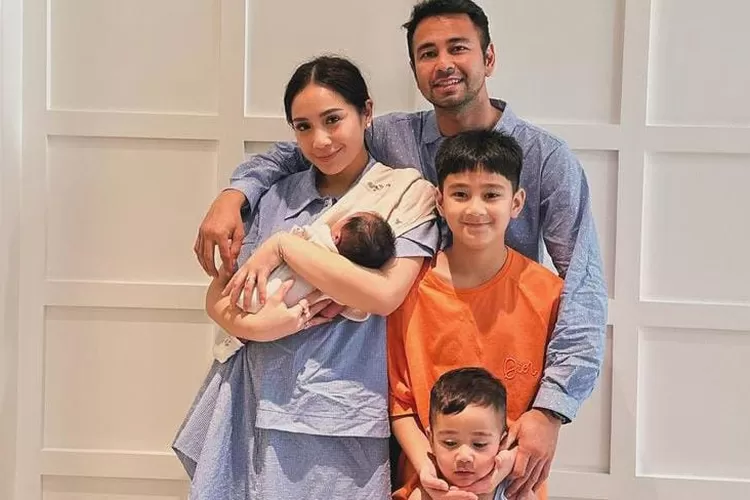 Nagita dan Raffi foto bersama bayi perempuan (instagram Raffi dan Nagita)