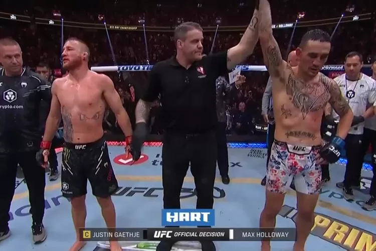 Max Holloway (USA) meraih sabuk juara BMF setelah mengalahkan juara bertahan Justin Gaethje (USA) (Mola TV)