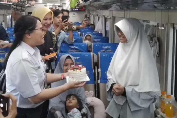 PT KAI Daop 5 Purwokerto berikan kejutan di Hari Kartini untuk pelanggan wanita (Foto Istimewa)