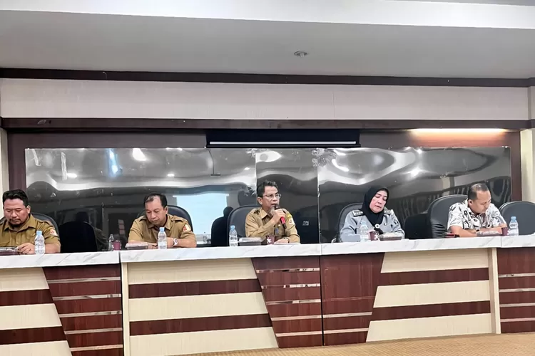 Sekretaris Daerah Ir. H. Ardimartha membuka kegiatan Harmonisasi dan Sinkronisasi Rancangan Qanun RTRW Kabupaten Nagan Raya Tahun 2024-2044 Ini Tujuannya (Dok. Desta)