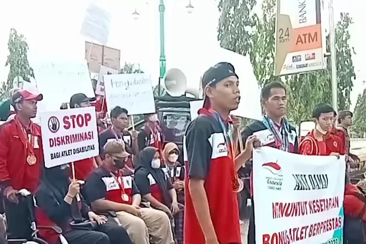 Puluhan Atlet Disabilitas Unjuk Rasa, Tuntut Bonus Atlet Yang Belum Diberikan  (klikanggaran)