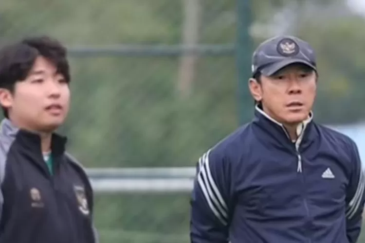 Jeong Seok Seo alias Jeje sebagai penerjemah Shin Tae-yong  (Tiktok)