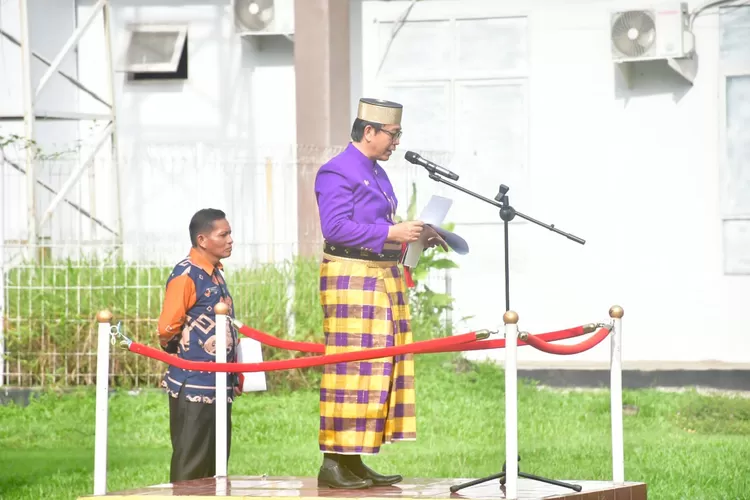 Berpakaian Adat, Wabup Suaib Mansur Pimpin Upacara Hardiknas di Luwu Utara (Dok. Gibran)