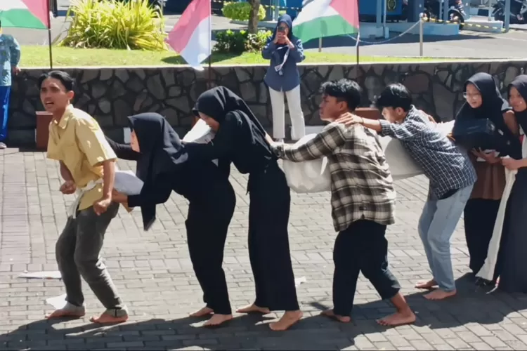 Aksi Bela Palestina di UMP Purwokerto Diwarnai Baca Puisi dan Aksi Teatrikal (Dok. Klikanggaran)