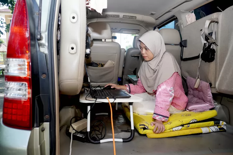 Sedang Sakit, Ngotot Ikut Ujian, Peserta UTBK UNSOED Kerjakan Soal di Dalam Mobil (Dok. Istimewa)