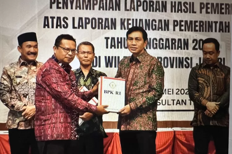 Bertempat di Auditorium Kantor BPK RI Perwakilan Provinsi Jambi, Selasa (07/05/2024) Kepala Perwakilan BPK RI Provinsi Jambi Paula Henry Simatupang menyerahkan secara langsung Laporan Hasil Pemeriksaan (LHP) atas Laporan Keuangan Pemerintah Daerah (LKPD) Tahun Anggaran 2023 Pemerintah Kabupaten Bata (klikanggaran)