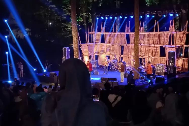 Festival musik Jazz Gunung Slamet 2024 ini digelar di Bumi Perkemahan Palawi, Wana Wisata Baturraden, Banyumas, pada Sabtu malam 11 Mei 2024. (Klikanggaran)