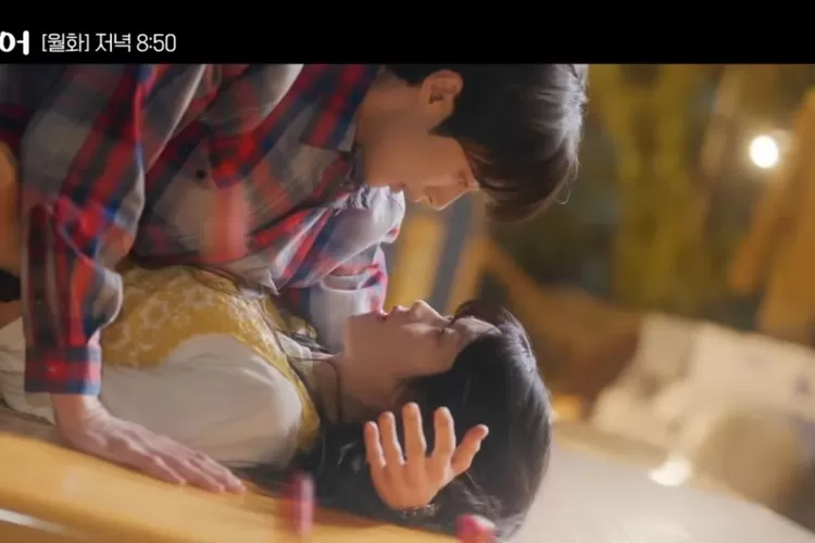 Lovely Runner Episode 12, Saat Im Sol terjatuh dan Sun Jae menyelamatkannya (Tangkapan Layar TvN Drama)