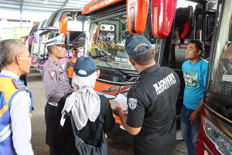 Sat Lantas Polresta Banyumas Lakukan Ramp Check Bus Pariwisata Untuk Cegah Laka Lantas (Dok. Istimewa)