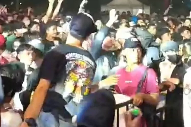 Acara peluncuran Tahapan Pilkada  yang digelar Komisi Pemilihan Umum (KPU) Banyumas, Sabtu malam (18/05/24), berlangsung ricuh, enam orang mengalami luka dan dilarikan ke rumah sakit (klikanggaran)