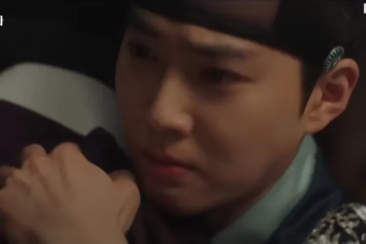 Putra Mahkota sedang menenangkan Pangeran Doseong. Momen haru seorang kakak beradik, Missing Crown Prince Episode 12 (Tangkapan Layar Youtube MBN drama)