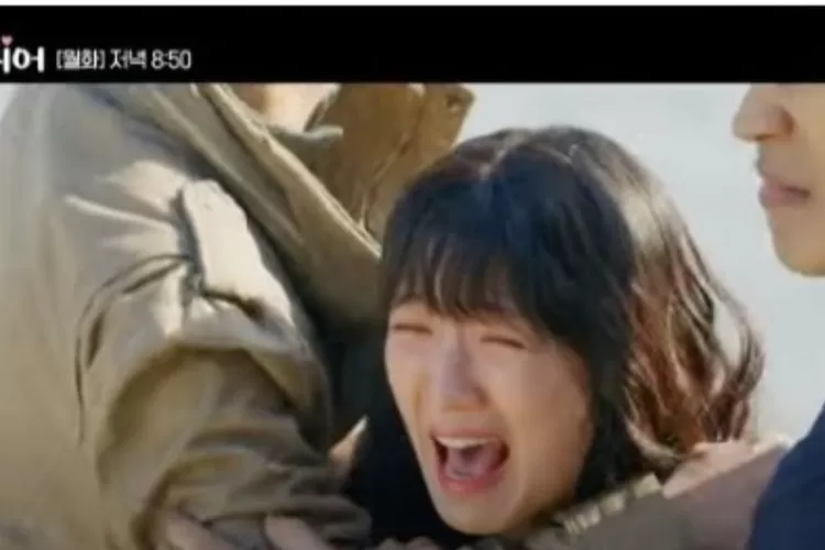 Im Sol menangis ketika dia tahu Sun Jae jatuh ke laut dan tewas, Lovely Runner episode 13 (tangkapan layar youtube TvN Drama)