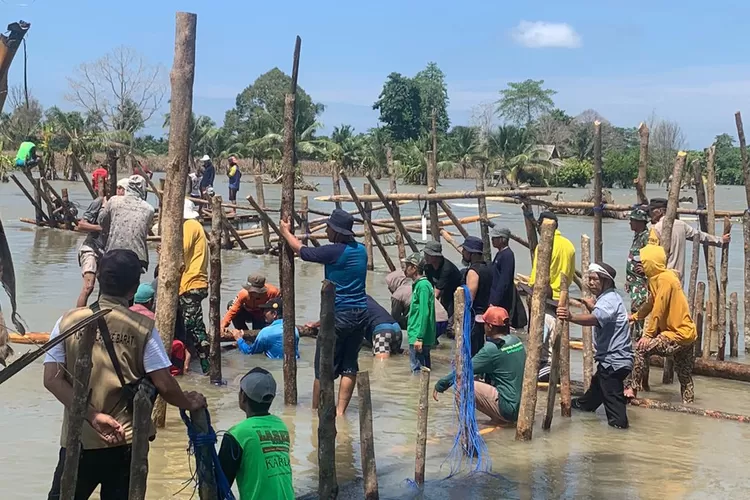 Tanggul Rusak, Perhiptani Luwu Utara Gotong Royong Perbaiki Tanggul di Desa Pombakka (Dok. LHR)
