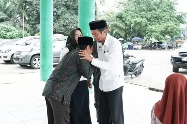 Menghadiri Pelepasan Siswa SMPN 21, Sekda Sebut Pemda Terus Memberikan Perhatian Luar Biasa di Bidang Pendidikan&nbsp; (Dok. Annuza)