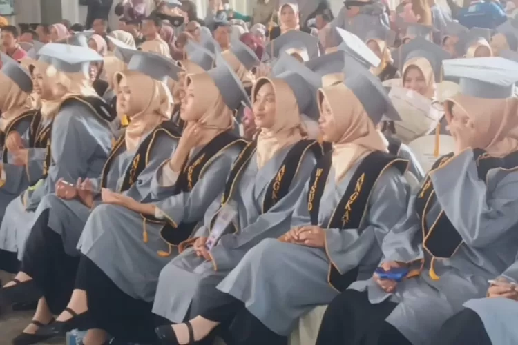 Ratusan Siswa SMA MBS Zam Zam Muhammadiyah Cilongok Banyumas Diwisuda (Dok. Klikanggaran)
