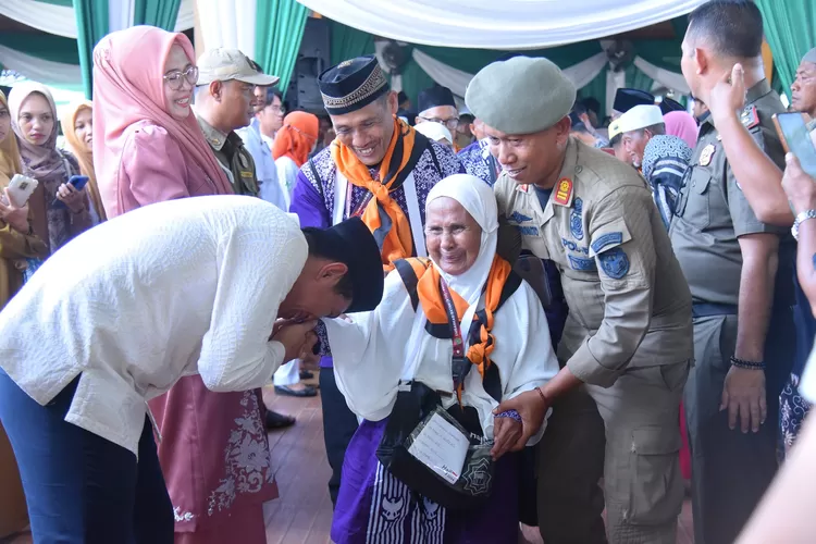 Bupati MFA Melepas Keberangkatan 175 orang CJH Kabupaten Batang Hari (Dok. Annuza)