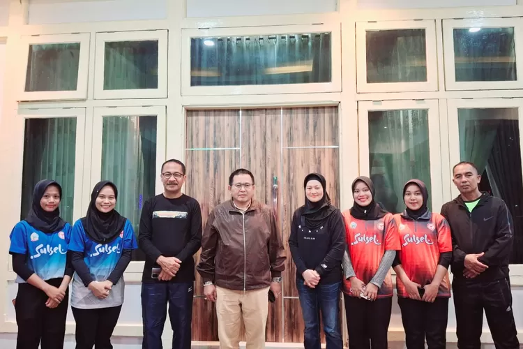  Anggota DPR-RI, Muhammad Fauzi bersama Empat atlet Crcket Luwu Utara meraih juara ketiga dalam Kejuaraan Cricket Kartini Cup (Istimewa)