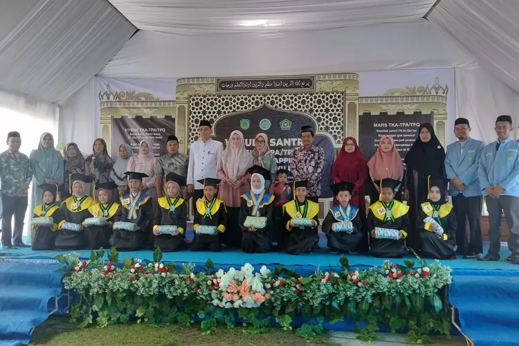 Bupati Luwu Utara Indah Putri Indriani hadiri wisuda 181 santri TPA/TPQ Se-Kecamatan Mappedeceng (LHR)