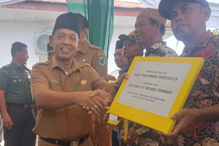 Kadis PPP Farizal saat menyerahkan Alsintan kepada kelompok tani (Dok. Annuza)