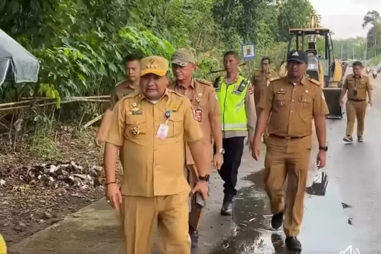 Kepala DLH Lubuklinggau, H. Hendra Gunawan, mendampingi Pj. Wali Kota Lubuklinggau, H. Trisko Defriansyah, meninjau TPS ilegal - (Iyan, Klikanggaran)